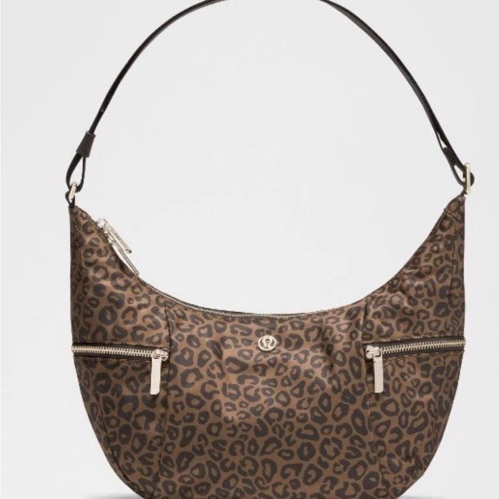 Lululemon Slouchy Sling Sling Bag 6L Leopardo Shift Desert Khaki Metal Hardware